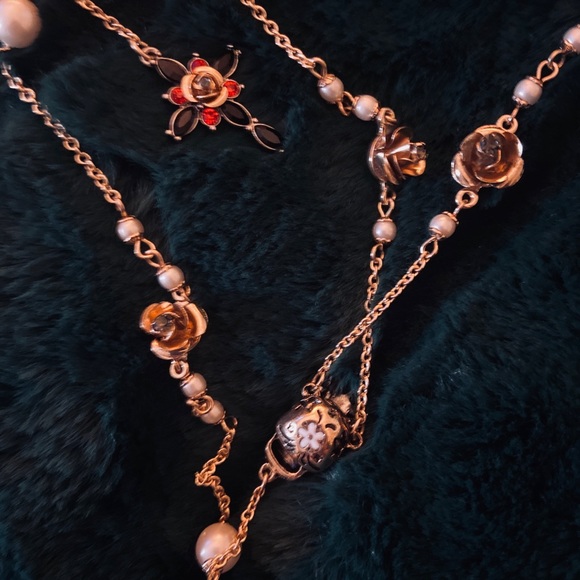 🖤BETSEY JOHNSON “ROCKIN ROSES” ROSARY NECKLACE❤️ - Picture 2 of 5